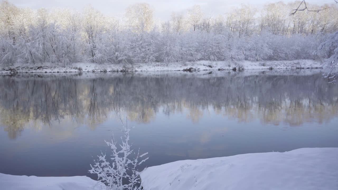 冬天的第一天，河上飘着雪花视频素材