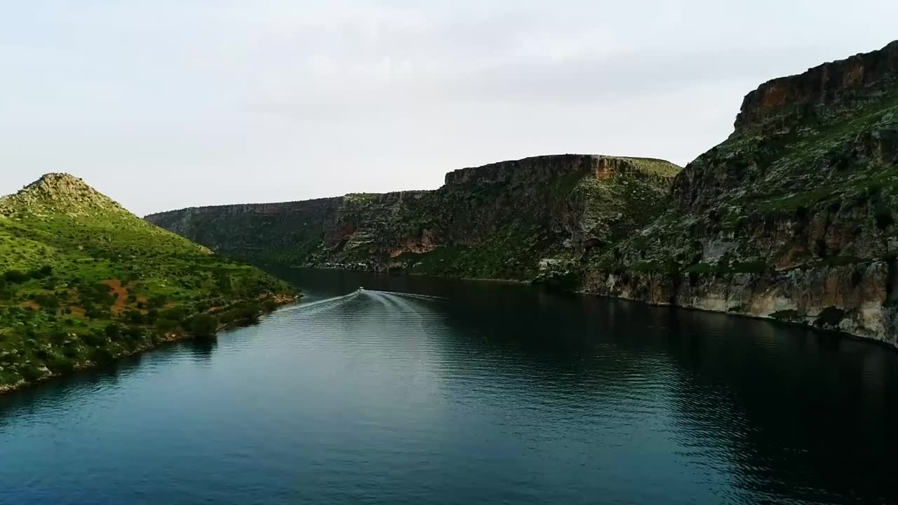 河上的船鸟瞰图视频素材