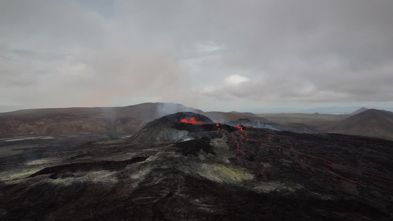 冰岛雷克雅那半岛的法格拉达斯火山爆发时的白天航拍照片视频素材