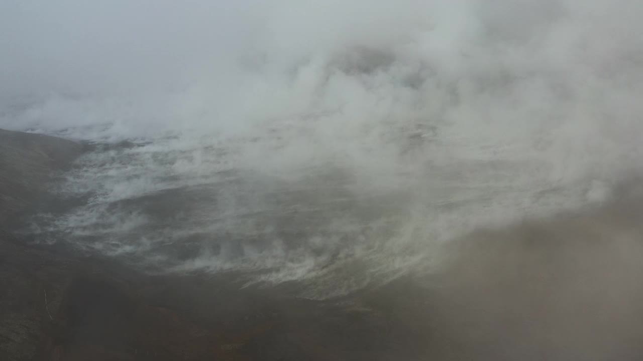 冰岛雷克雅那半岛法格拉达斯火山，航拍镜头正朝着冷却的熔岩场移动视频素材