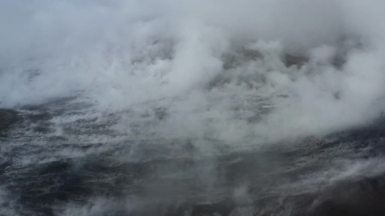 在冰岛雷克雅斯半岛的法格拉达斯火山，无人机视频盘旋在冷却熔岩升起的烟雾上视频素材