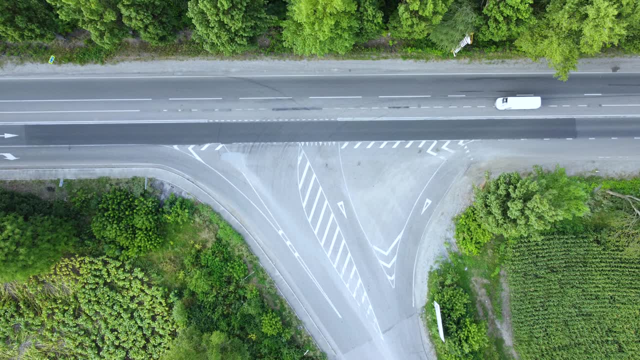 绿化区域道路交叉的俯视图视频素材