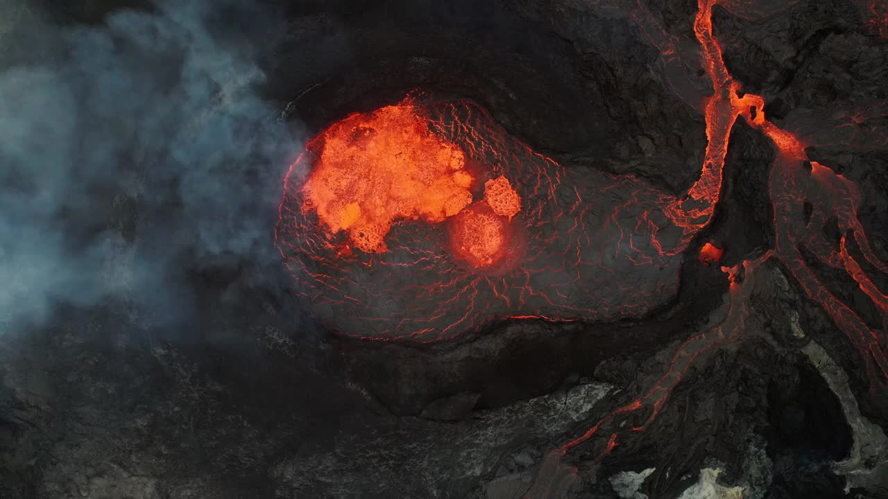 一架无人机正降落在冰岛雷克雅内斯半岛法格拉达尔斯火山火山口内的近距离观察熔岩视频素材