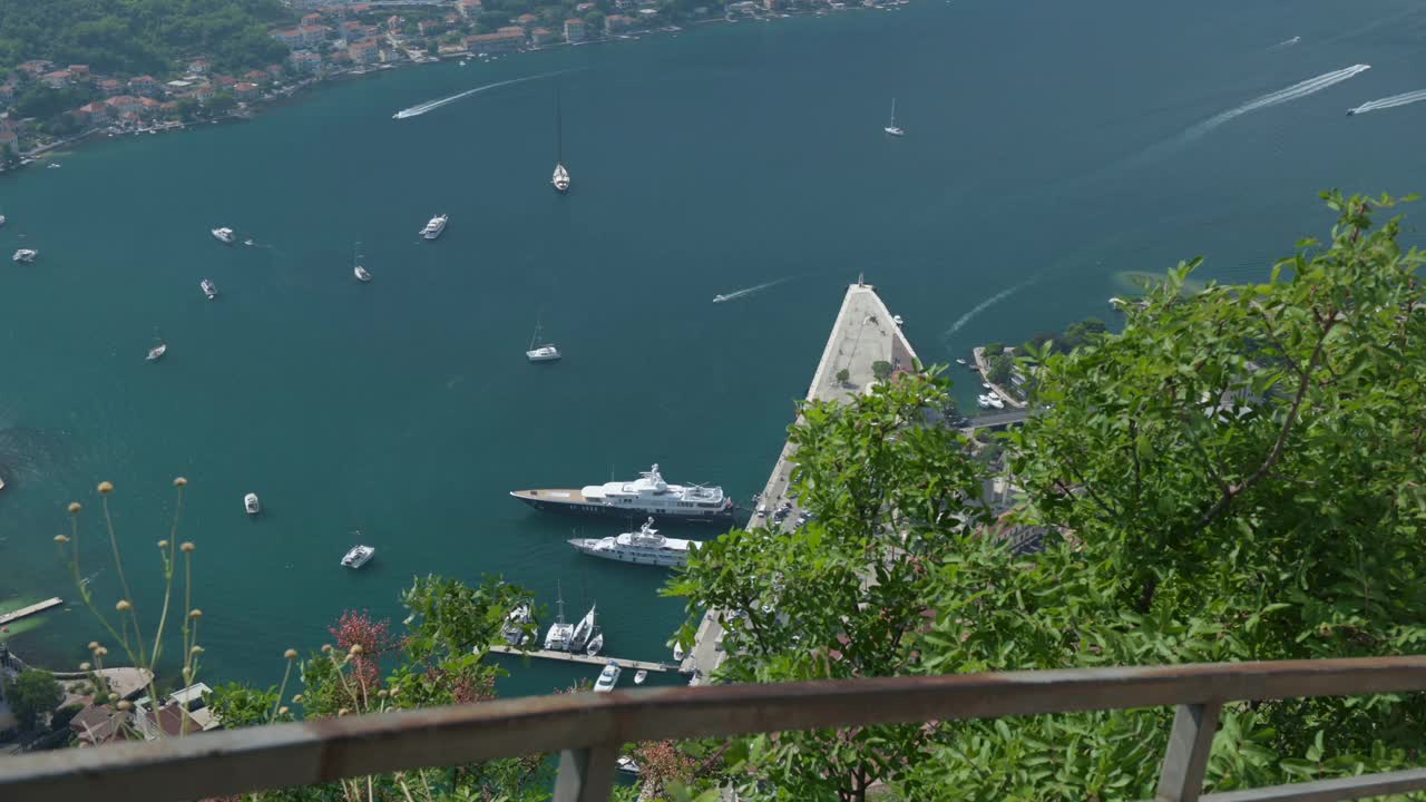 夏天俯瞰科托湾和海港，黑山视频素材