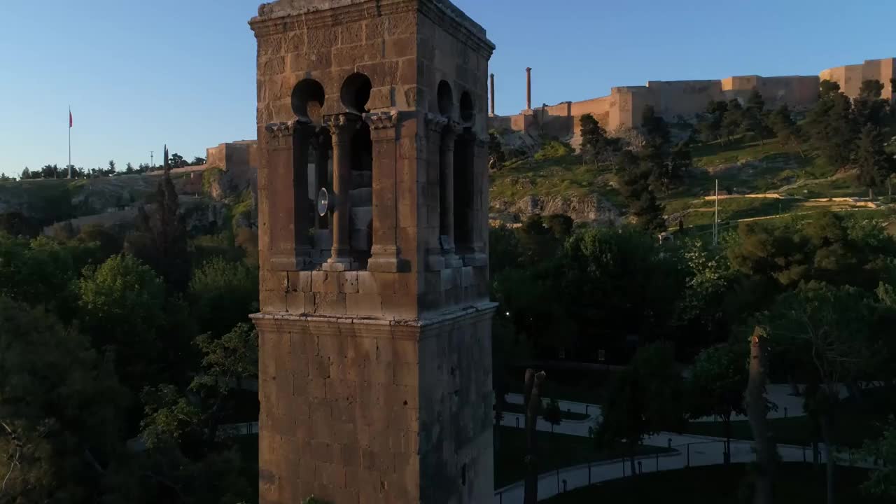 古建筑清真寺和河流鸟瞰图视频素材