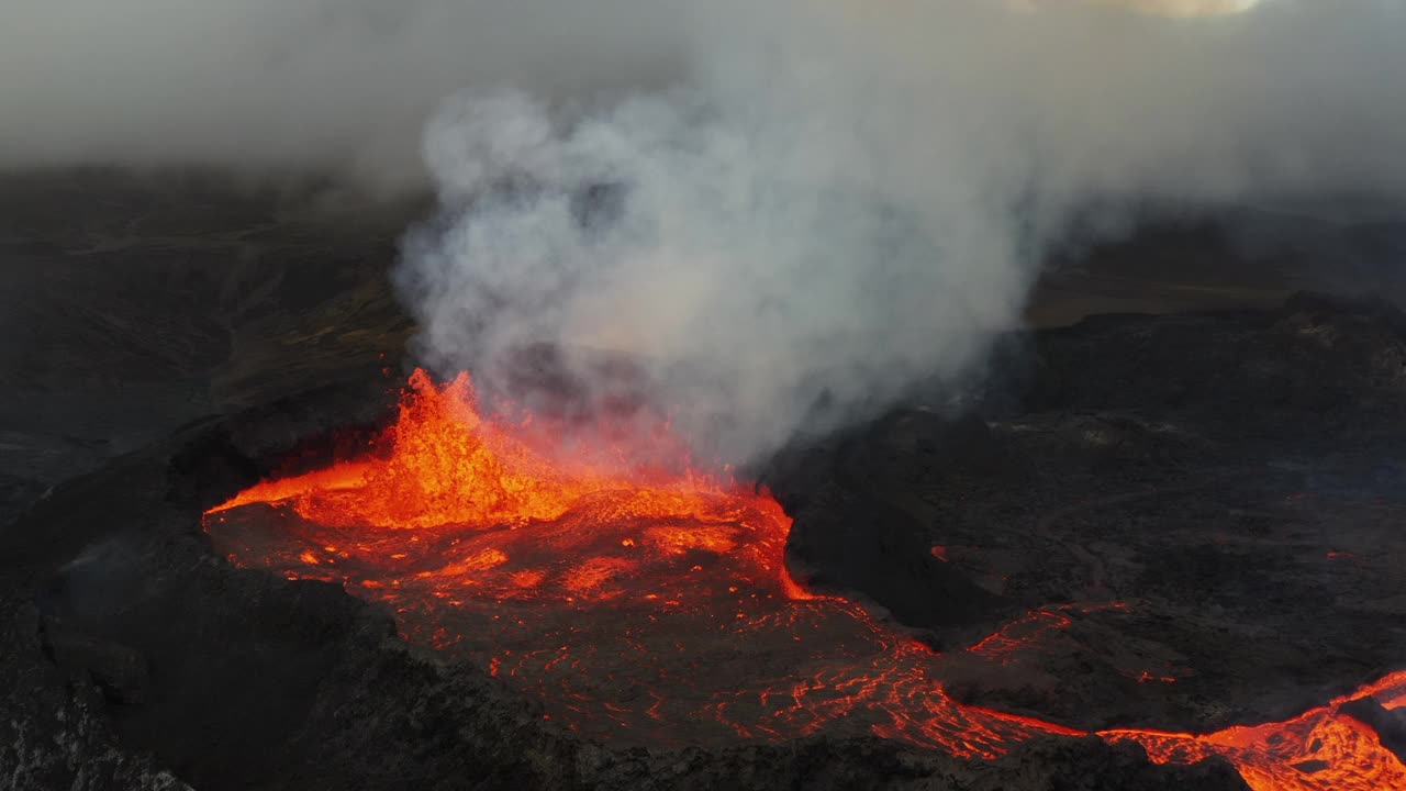 缓慢下降的无人机拍摄的特写镜头显示了冰岛雷克雅内半岛Fagradalsfjall火山喷发视频素材