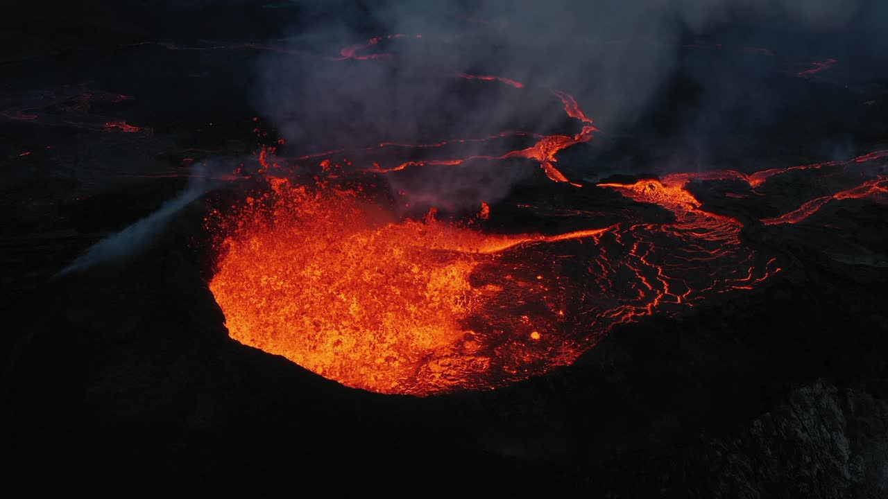 无人机在冰岛雷克雅内半岛法格拉达尔斯火山边缘拍摄，显示火山口内的熔岩视频素材