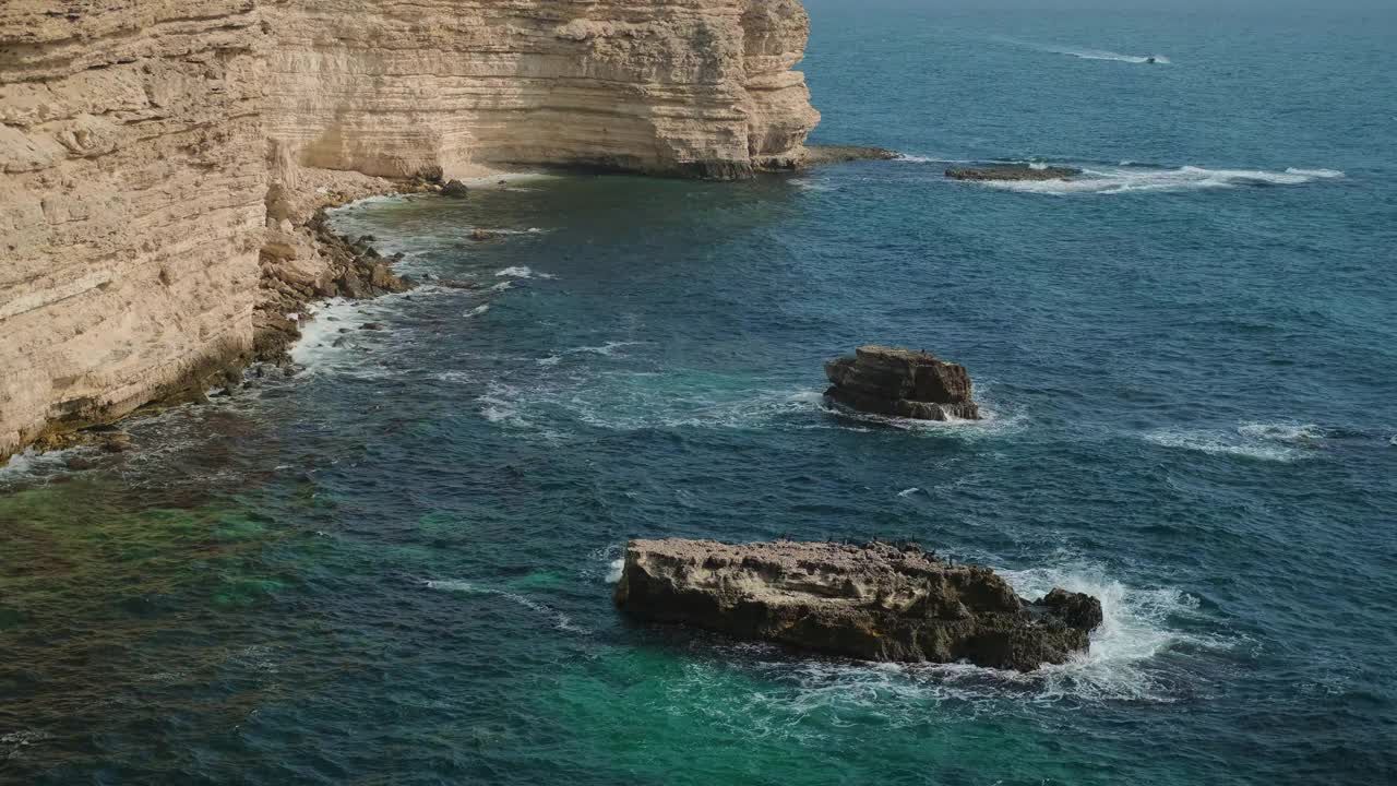 风景优美的悬崖岛海岸线视频素材