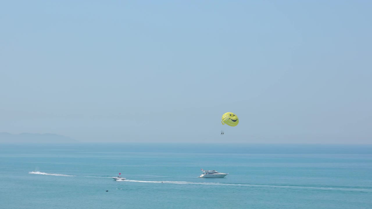 海水运动，水鸟滑翔伞黄色微笑从无人机视频素材