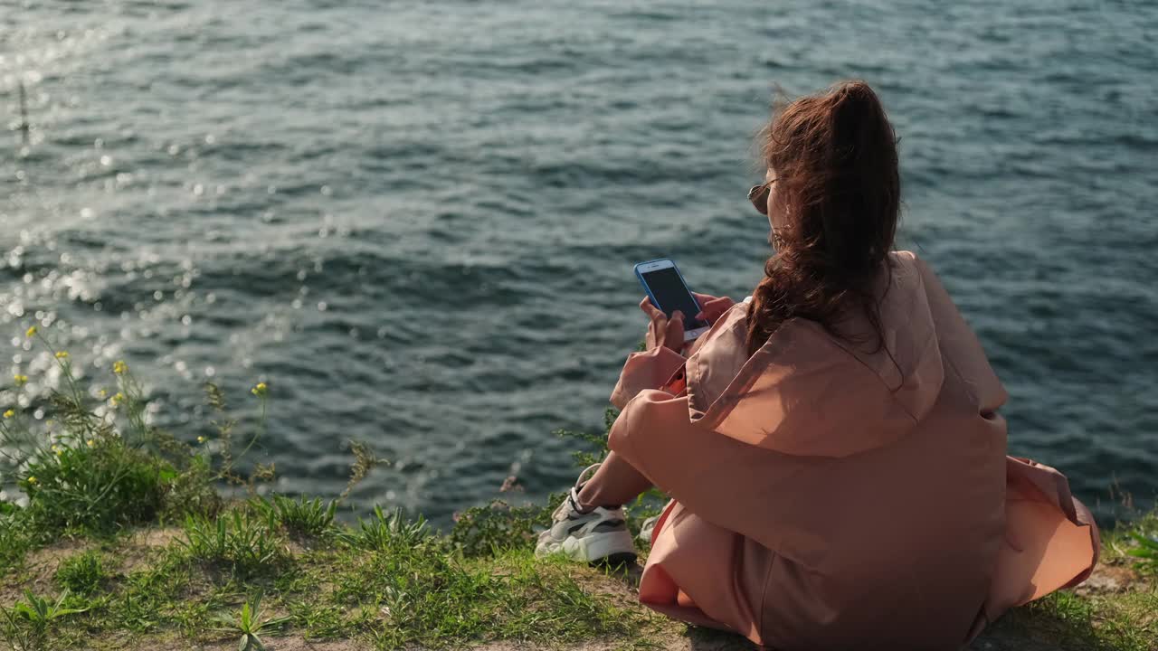 独自旅行的女游客用智能手机在社交网络上聊天视频素材