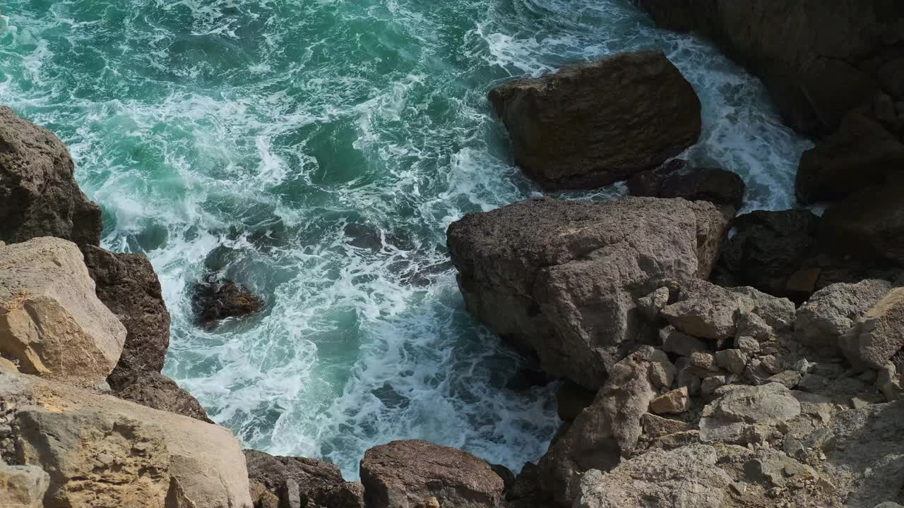 海浪拍打着海岸上的岩石视频素材