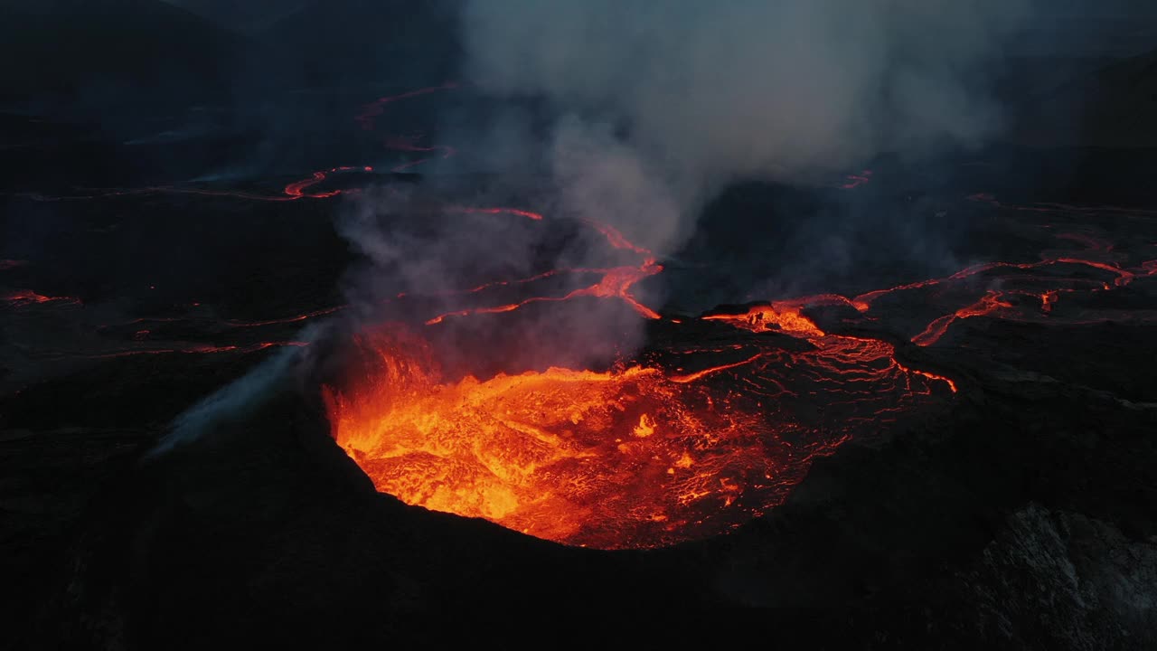 从空中俯瞰，冰岛雷克雅内半岛，法格拉达斯火山在黄昏时爆发视频素材