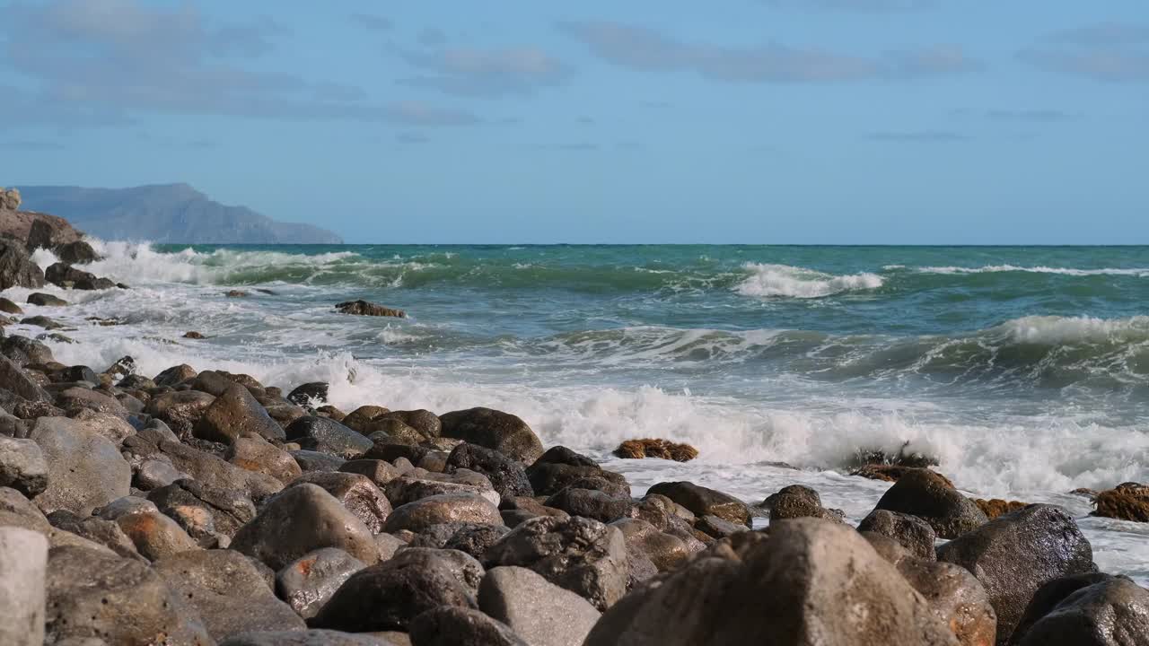 海浪拍打着海岸的岩石并溅起水花视频素材