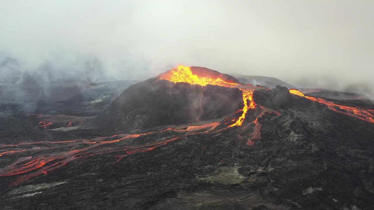 冰岛，雷克雅内半岛，无人机拍摄到的法格拉达斯火山火山口边缘溢出的熔岩视频素材