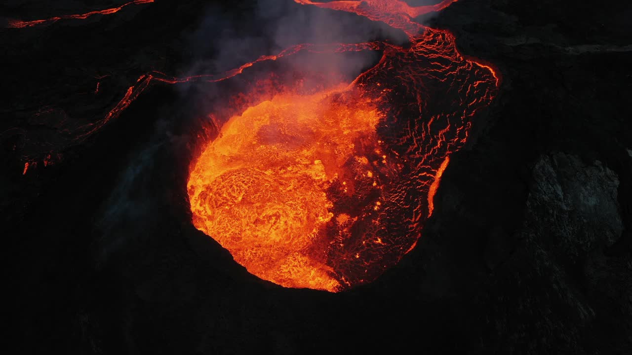 底座无人机拍摄的照片显示了从冰岛雷克雅内半岛Fagradalsfjall火山喷发流出的熔岩河视频素材