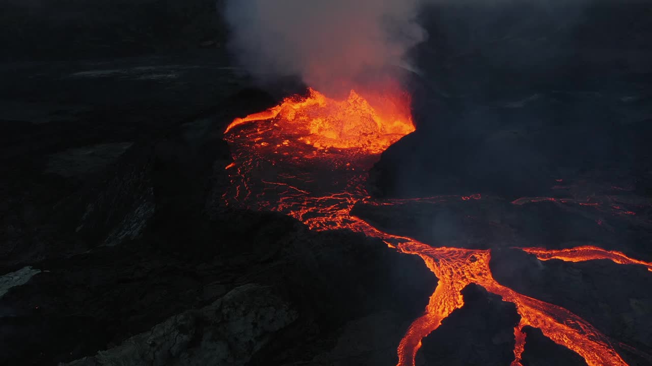 无人机拍摄的火山场景，冰岛雷克雅内半岛Fagradalsfjall火山视频素材