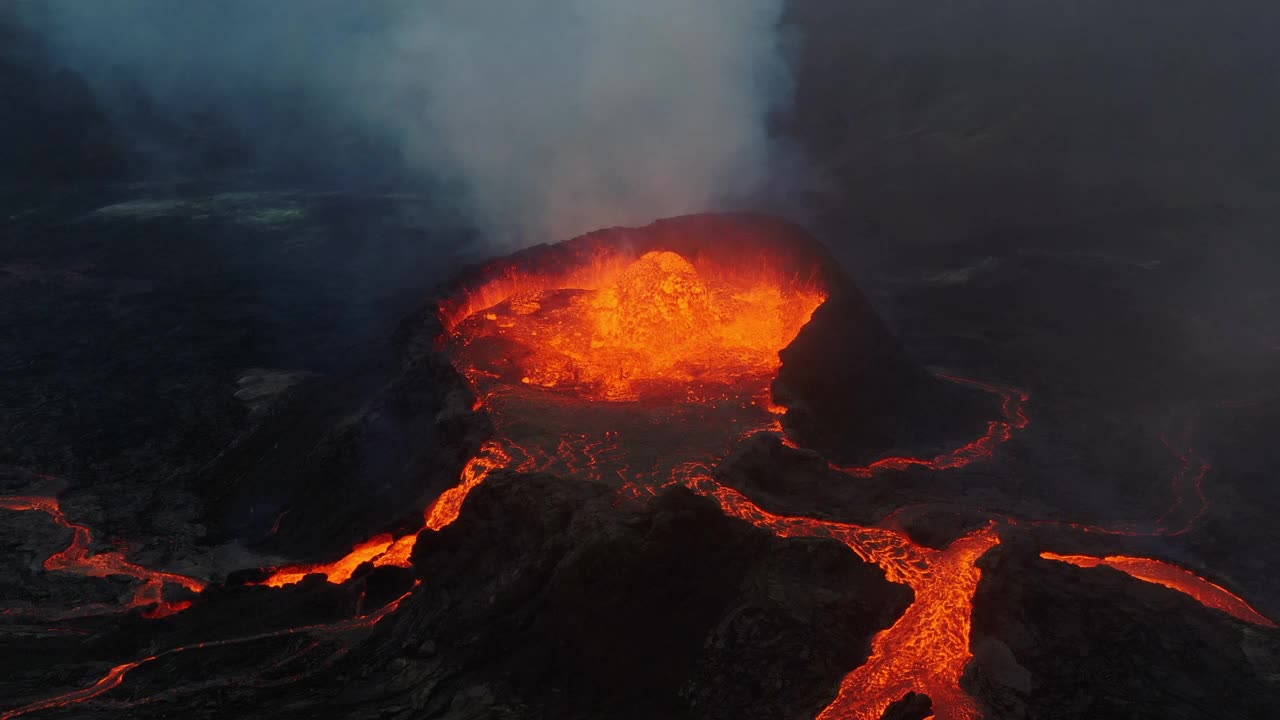 冰岛雷克雅内半岛法格拉达斯火山，从空中拍摄的熔岩向高空喷发的画面视频素材