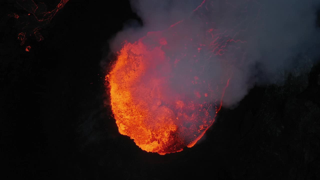 冰岛，雷克雅内半岛，法格拉达斯菲加尔火山，鸟瞰熔岩喷发的景象视频素材