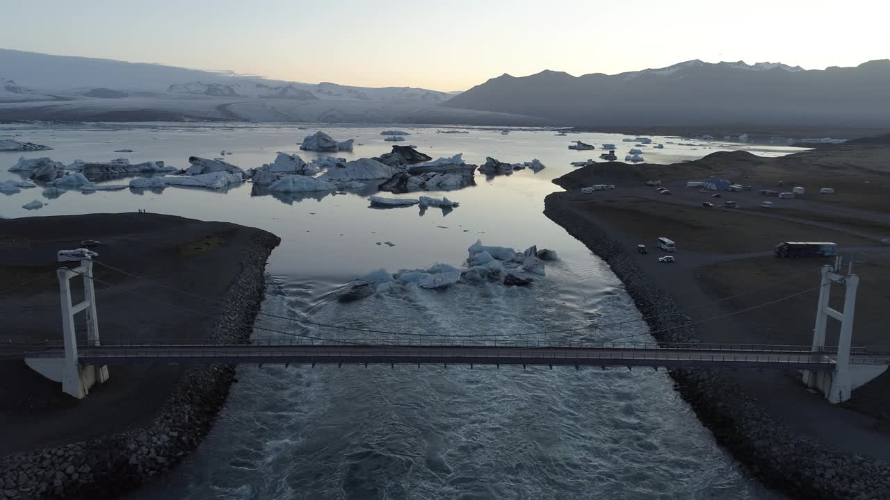 在著名的jokulsarlon冰川湖的冰山和桥视频素材