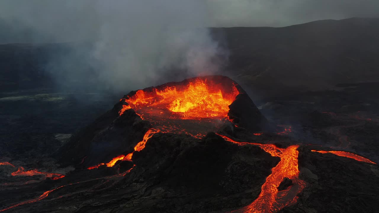 无人机拍摄的照片显示，岩浆在冰岛雷克雅内半岛的fagradalsjall火山喷发，直冲云霄视频素材