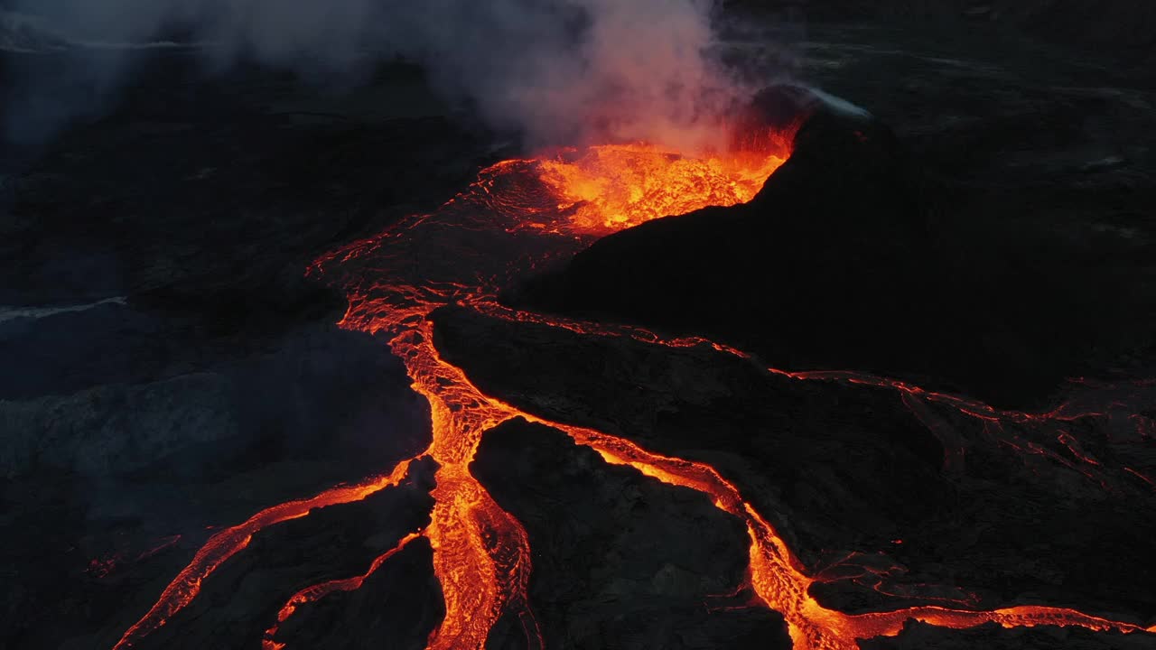 空中透视显示火山场景，Fagradalsfjall火山，雷克雅内半岛，冰岛视频素材