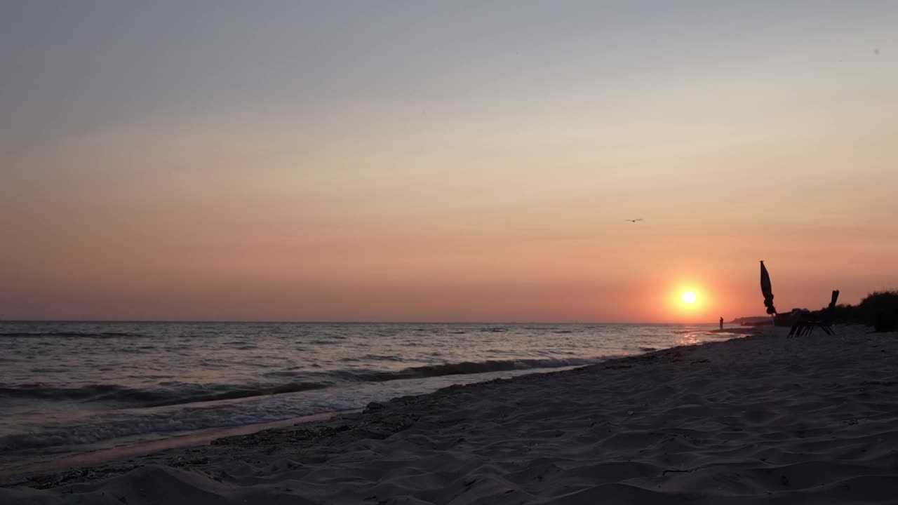 海岸上地平线上日落的时间视频素材