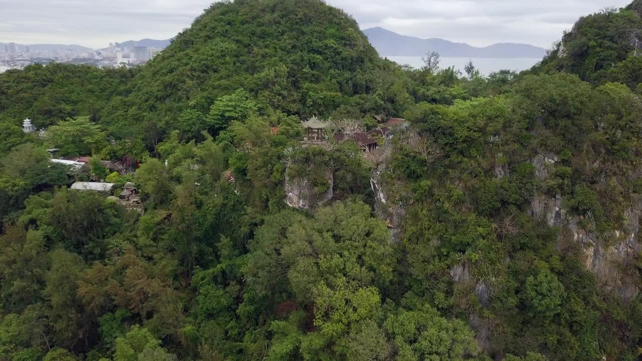 东南亚大理石山上的景观佛寺视频下载