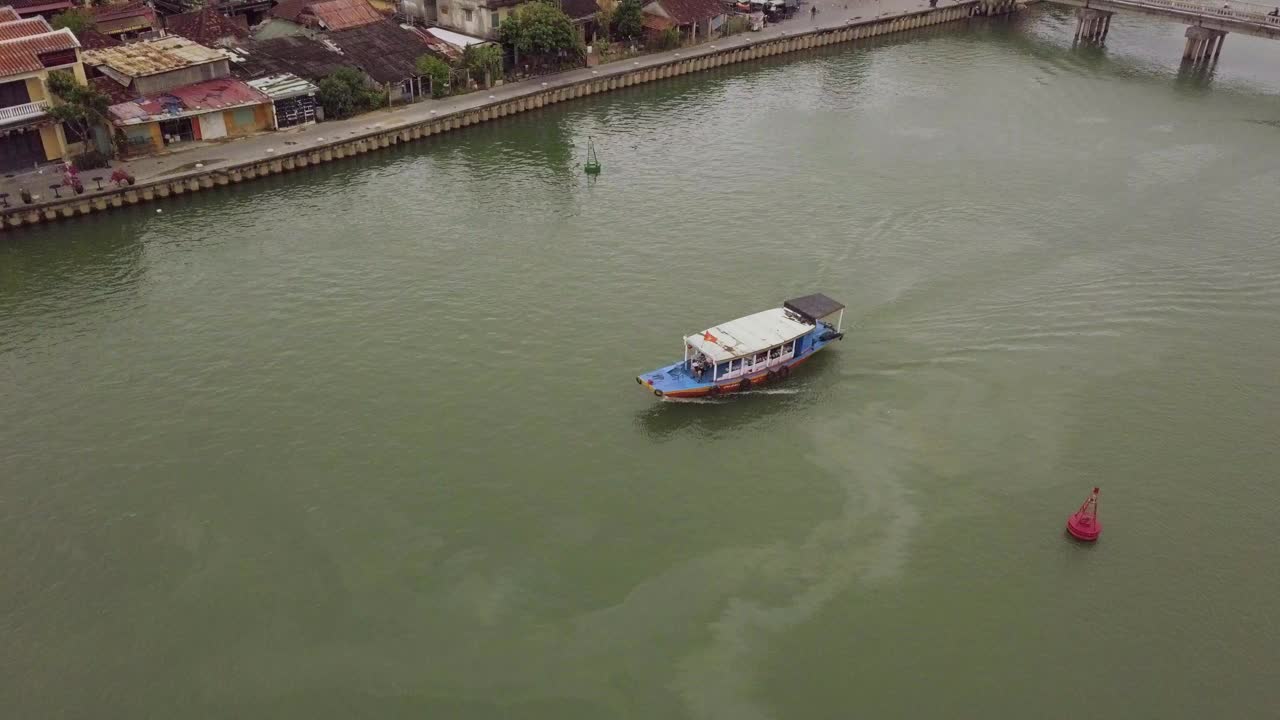 会安海峡风景摩托艇沿航道航行视频下载