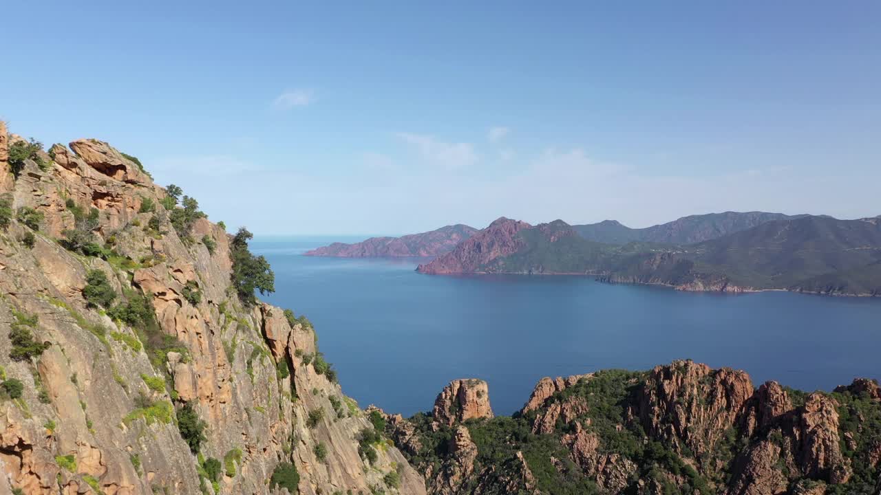 在法国科西嘉岛，无人机在日出时拍摄的皮亚纳高地视频素材