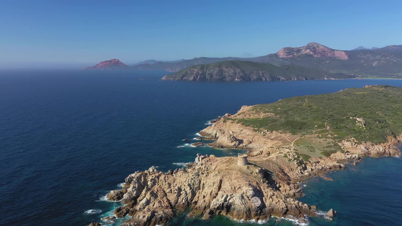 无人机鸟瞰法国科西嘉岛Cargèse的欧米尼亚塔(Tour d’Omigna)视频素材