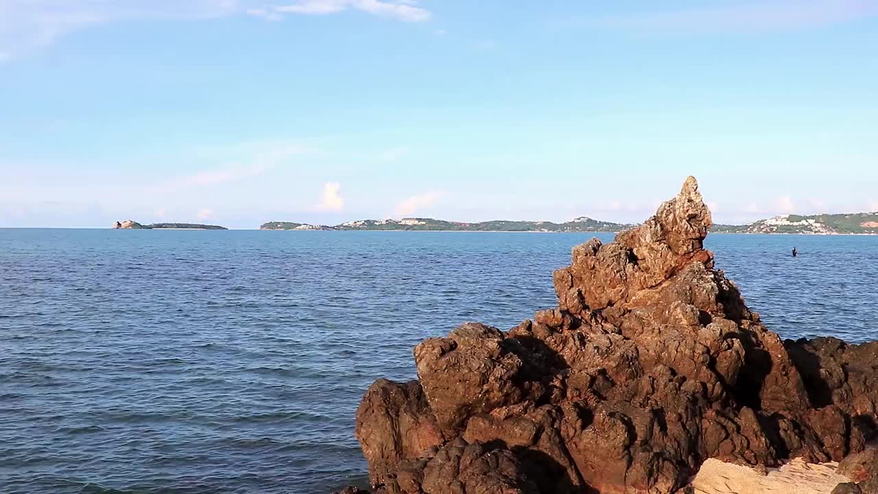 苏梅岛海滩海岸岩石森林景观全景泰国。视频素材