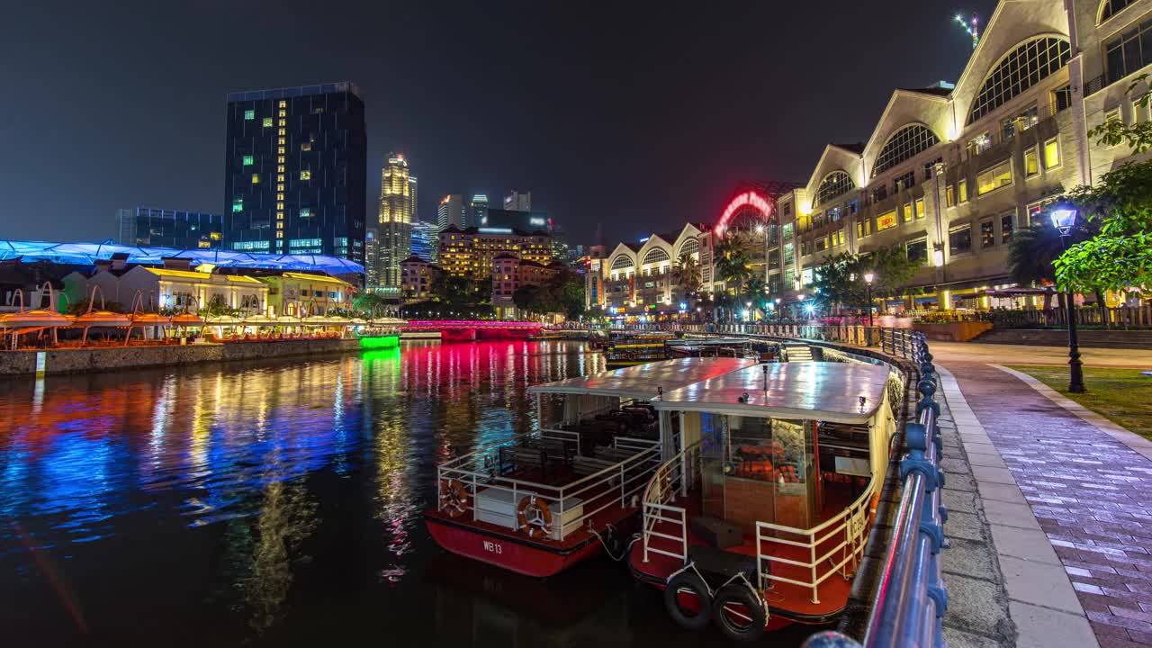 五颜六色的夜景与繁忙的游船在克拉克码头码头，新加坡，时间流逝的视频视频素材