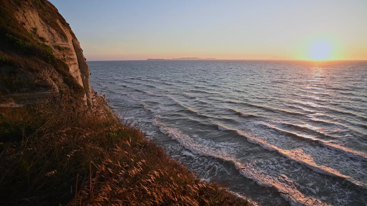 海浪在夕阳的光线里。视频素材