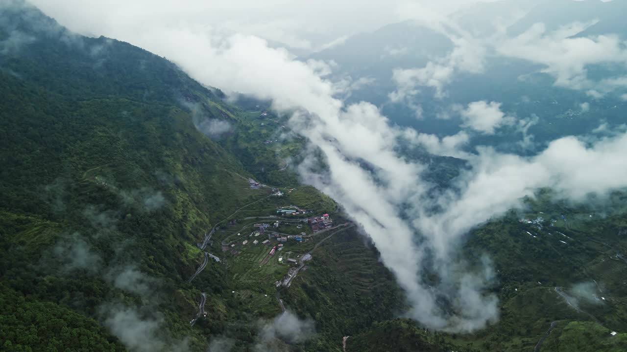 印度北阿坎德邦穆索里附近的小镇鸟瞰图，位于山顶。视频素材