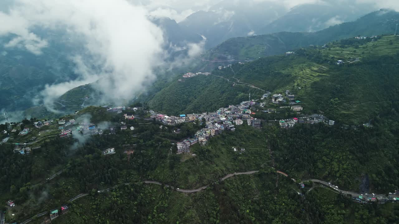 印度北阿坎德邦穆索里附近的小镇鸟瞰图，位于山顶。视频素材