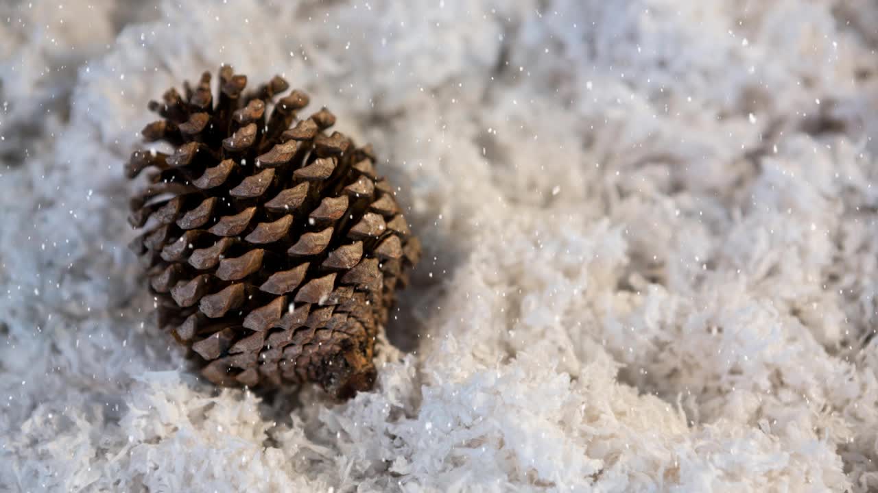 雪花飘落在圣诞装饰上的动画视频素材