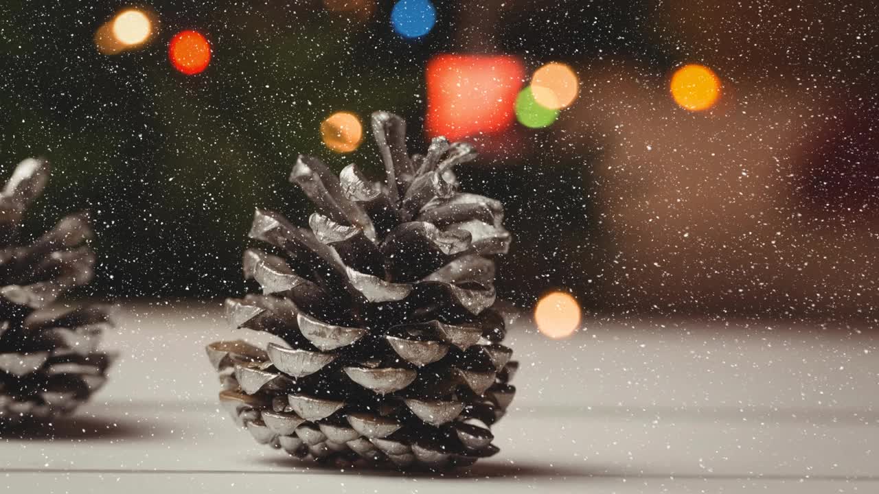 雪花飘落在圣诞装饰上的动画视频素材