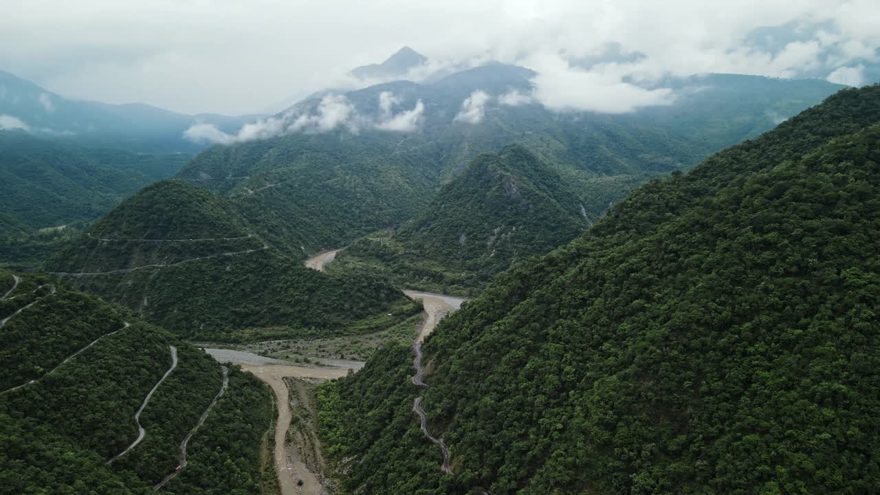 山顶的柏油路上有雾，沿着亚穆纳河，从穆索里眺望。视频素材