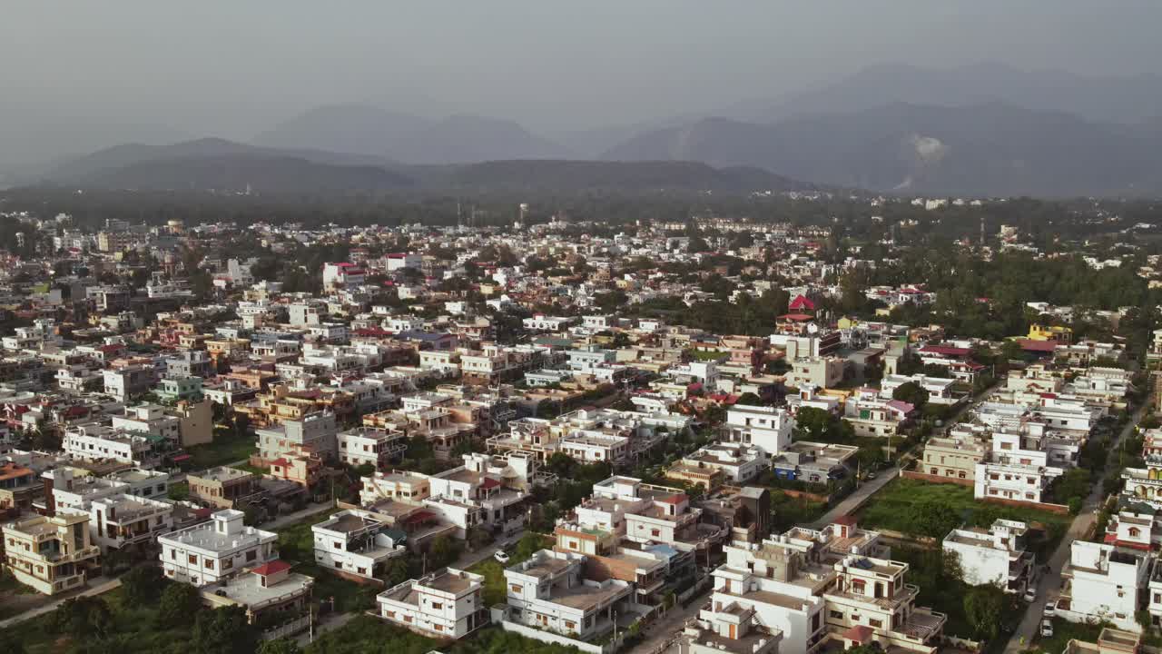 北阿坎德邦德拉敦市住宅鸟瞰图。视频素材