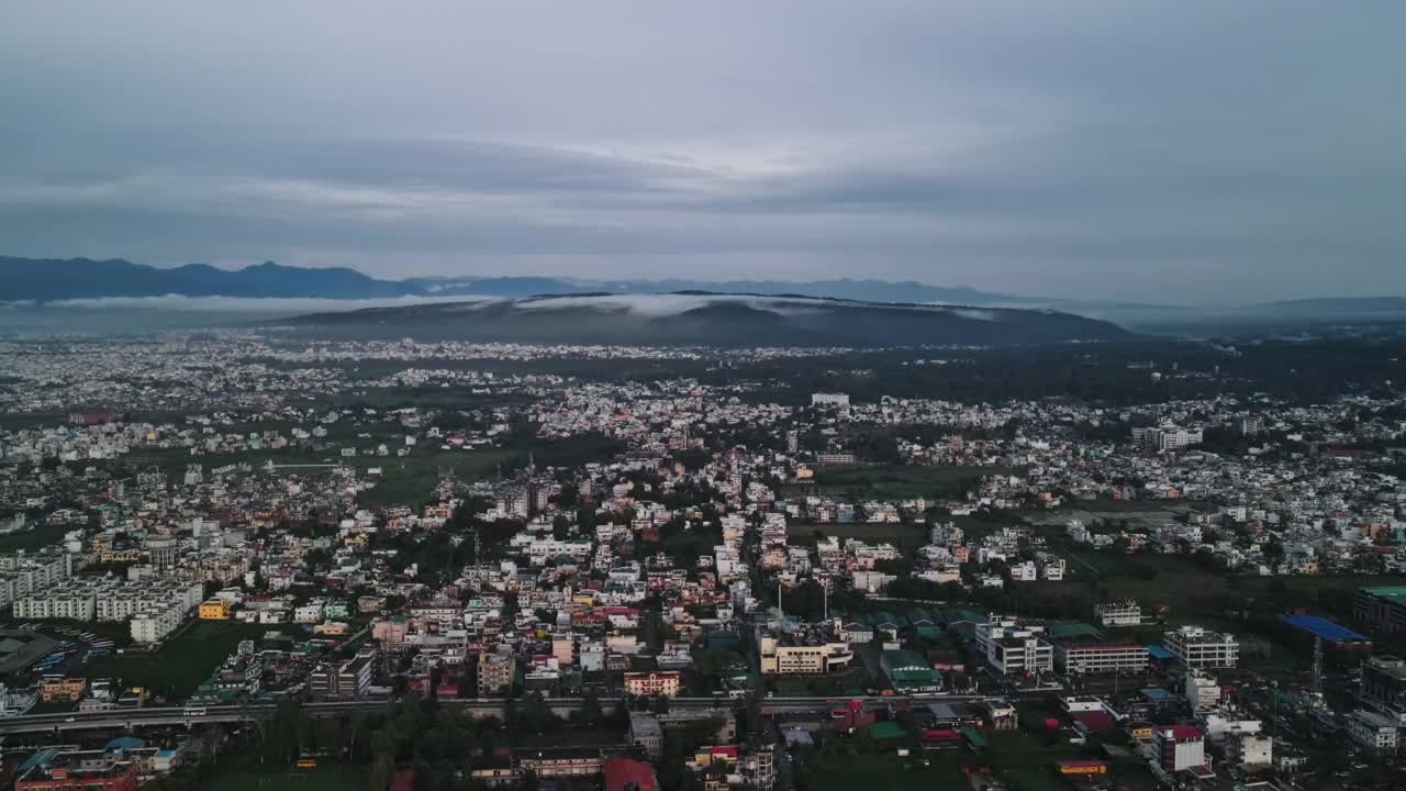 印度北阿坎德邦德拉敦市住宅的鸟瞰图视频素材