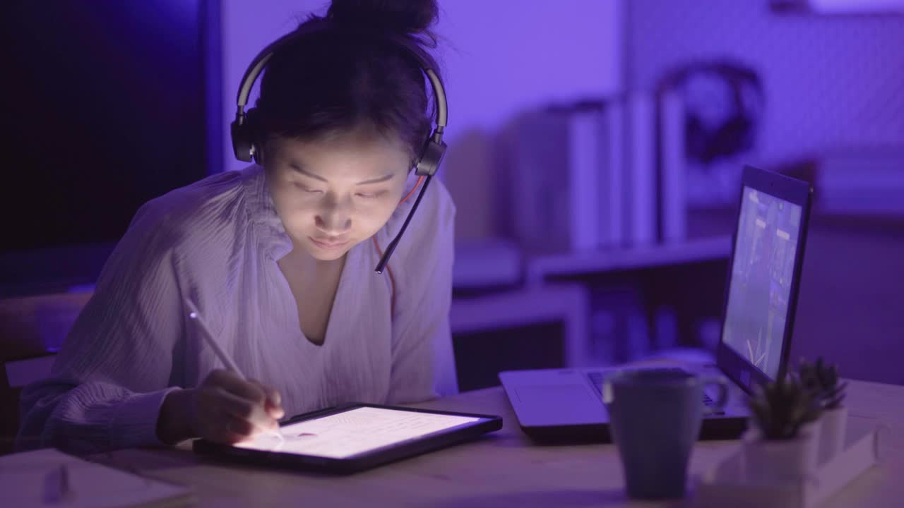 亚洲女人做财务和预算，同时视频电话会议建议投资者的男人视频素材