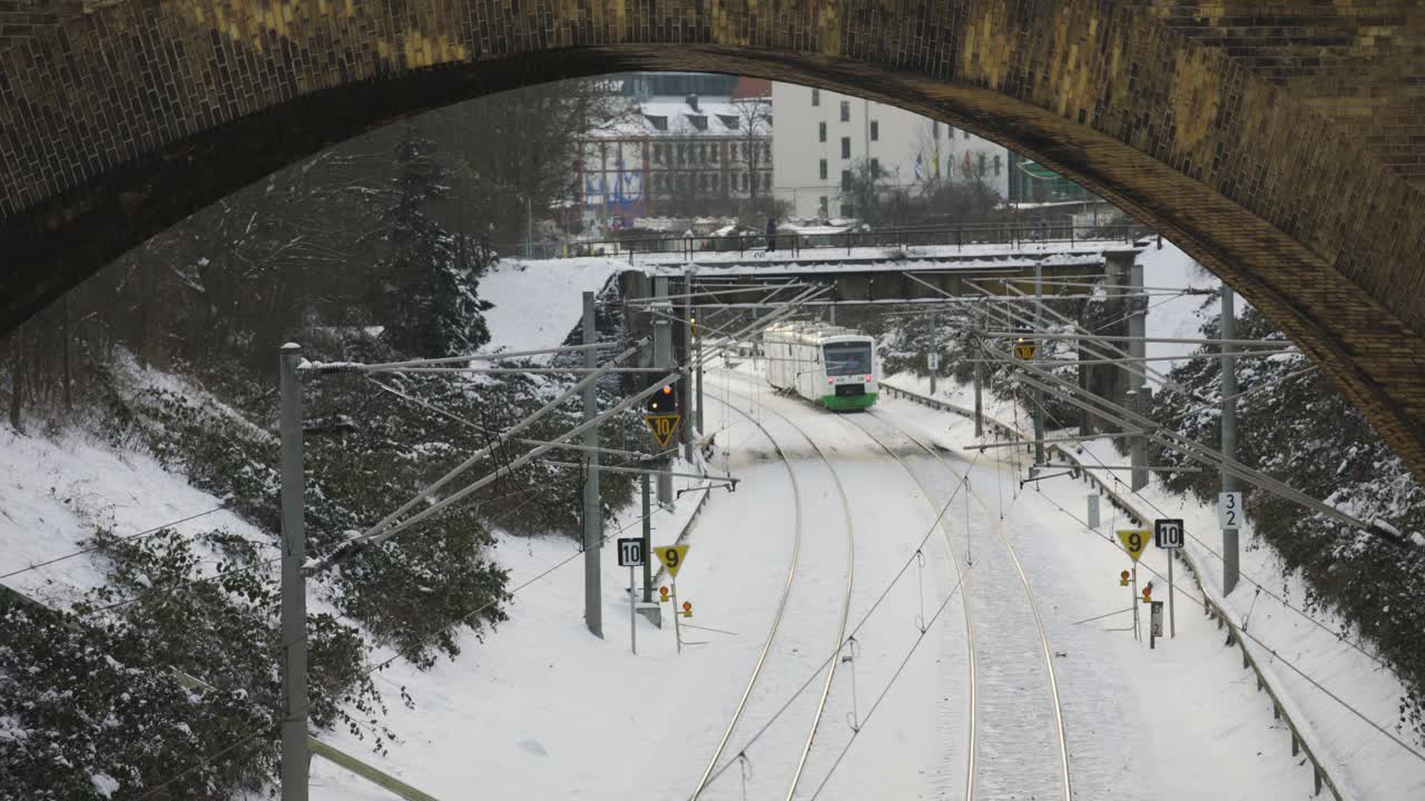 德国莱比锡地区铁路线积雪覆盖视频素材