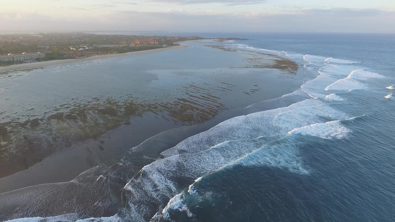 印度尼西亚巴厘岛的Pura geger海滩风景视频素材