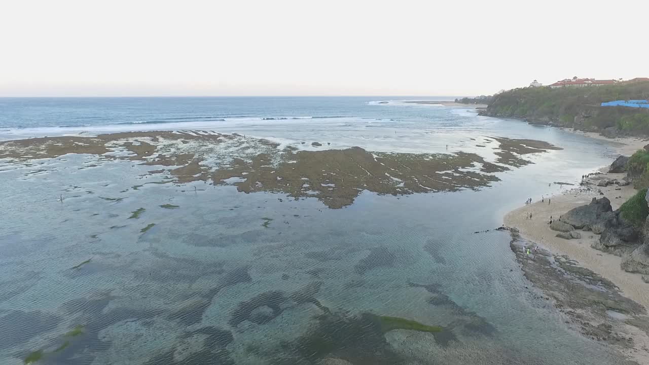 印度尼西亚巴厘岛的Pura geger海滩风景视频素材