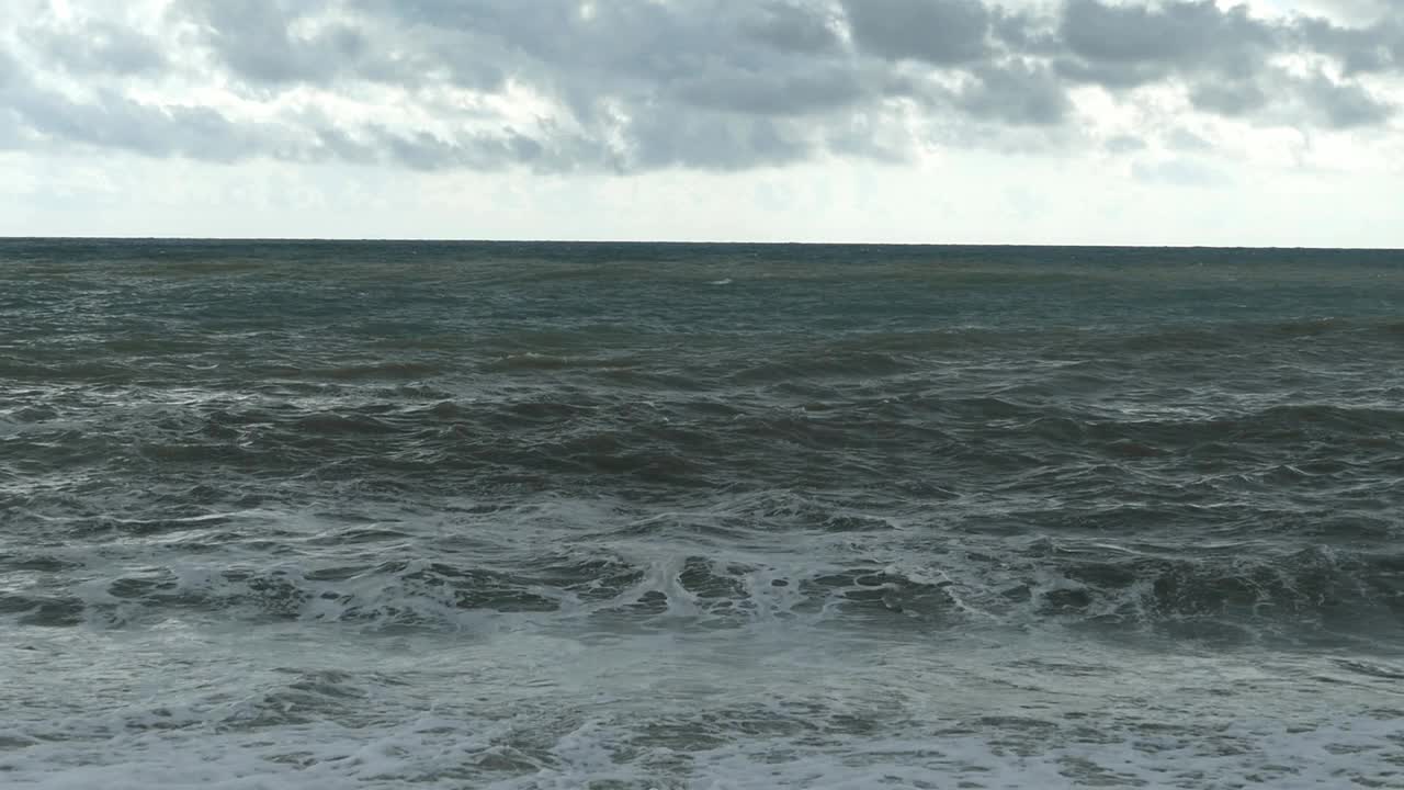 动荡的黑海海岸视频素材