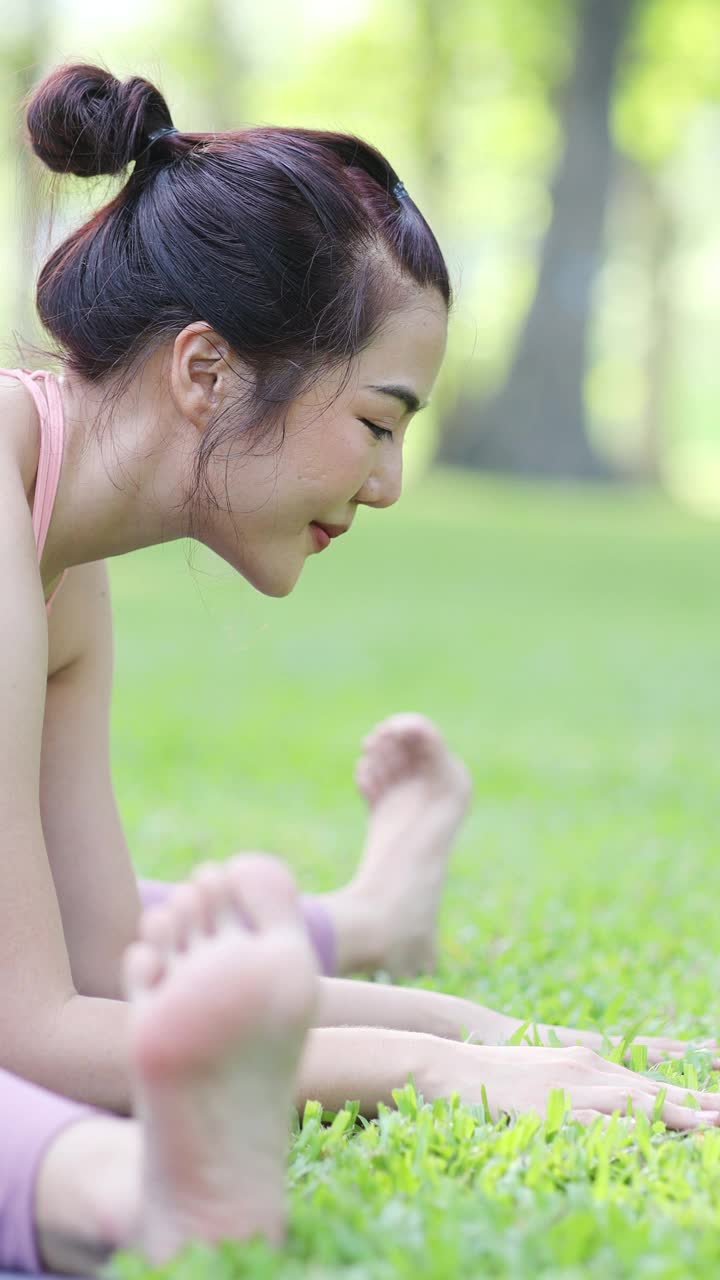 年轻的成年亚洲妇女在花园里自我练习瑜伽视频素材