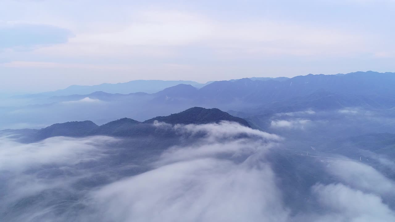 云中美丽的山脉视频素材