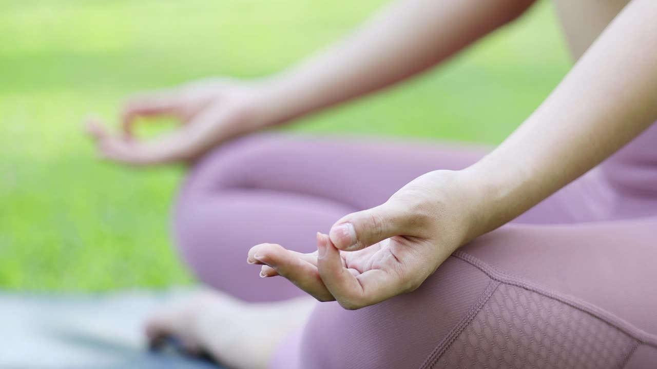 年轻的成年亚洲妇女在花园里自我练习瑜伽视频素材