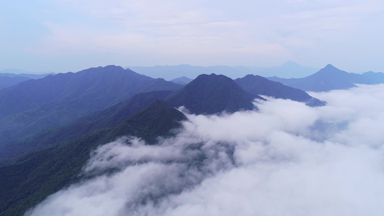 云中美丽的山脉视频素材