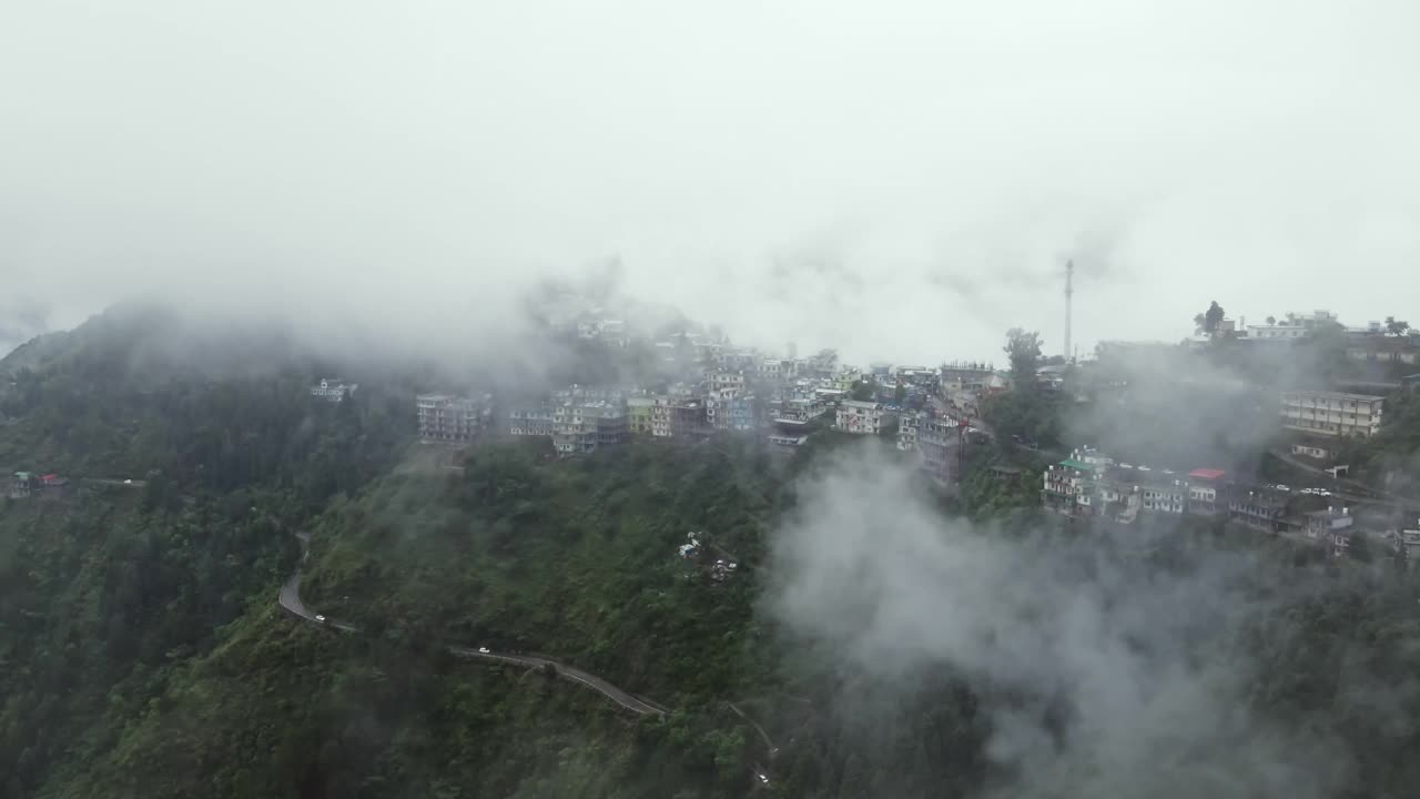 印度北阿坎德邦穆索里附近的小镇鸟瞰图，位于山顶。视频素材